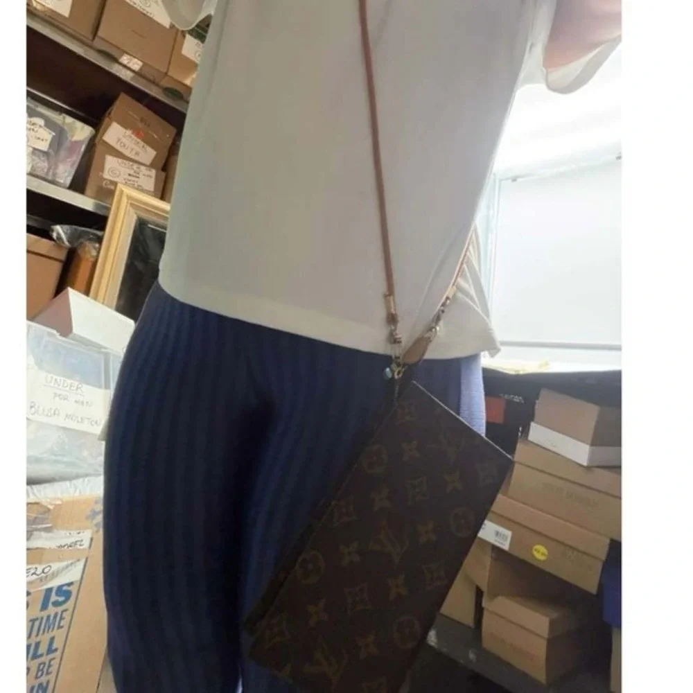 Louis Vuitton Monogram Pochette Crossbody Bag Authentic LV Wristlet Vintage‎